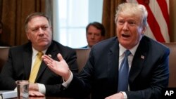 도널드 트럼프 미국 대통령이 21일 백악관에서 열린 각료회의에서 마이크 폼페오 미국장관이 지켜보는 가운데 발언하고 있다. 트럼프 대통령은 이자리에서 북한이 완전한 비핵화를 조속히 시작한다는 데 합의했다며 이 과정이 이미 진행 중이라고 밝혔다. 