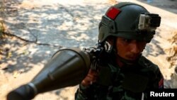 ทหารกองทัพปลดปล่อยแห่งชาติกะเหรี่ยง (KNLA) กับอาวุธจรวดประทับบ่า RPG ที่หมู่บ้านชานเมืองเมียวดี วันที่ 15 เมษายน 2024 (ที่มา: Reuters)