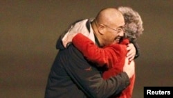 지난 2014년 11월 북한에 2년간 억류됐다가 풀려난 케네스 배 씨가 미국에 도착한 후 어머니와 포옹하고 있다.