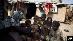 Seorang pekerja polio memberikan vaksinasi di wilayah kumuh Rawalpindi, Pakistan, 7 Oktober 2013 (Foto: dok). 11 guru yang terlibat dalam kampanye polio untuk anak-anak dilaporkan diculik militan di wilayah kesukuan Khyber di perbatasan dengan Afghanistan, Sabtu (23/11).