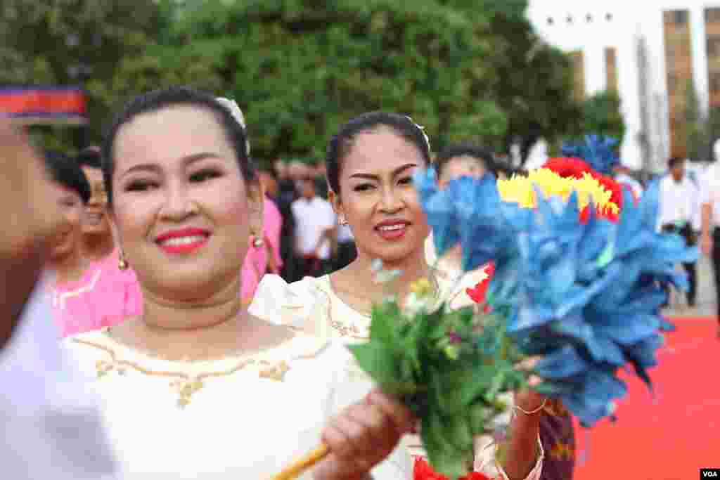 បណ្ដាសិល្បការនីសម្ដែងរបាំទស្សនីយភាព អំឡុងពិធីអបអរខួប៦៨ឆ្នាំ នៃគណបក្សប្រជាជនកម្ពុជា នៅកោះពេជ្រ រាជធានីភ្នំពេញ កាលពីថ្ងៃទី២៨ ខែមិថុនា ឆ្នាំ២០១៩។ (អូន ឆេងប៉រ/VOA) 