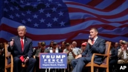 川普和退役中将弗林在维吉尼亚州的竞选大会上（2016年9月6日）。川普当选后任命弗林担任国家安全顾问