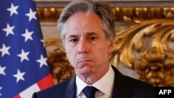 Menteri Luar Negeri AS Antony Blinken berbicara kepada wartawan di Paris, Selasa (2/4). 