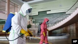 지난 13일 북한 평양 식당 내부를 신종 코로나바이러스 방역 요원이 소독하고 있다. 