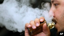 Tvrdnje o manjoj štetnosti e-cigareta od običnih nisu dokazane, kažu stručnjaci u Svetskoj zdravstvenoj organizaciji