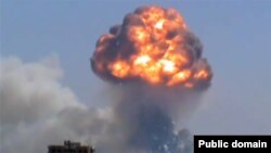 Serangan roket pemberontak memicu ledakan sebuah depot senjata di kota Homs, Suriah hari Kamis (1/8). 