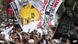 Ulama Indonesia dan pemimpin Front Pembela Islam Rizieq Shihab (tengah), berbicara kepada pengikutnya setibanya di Jakarta dari Arab Saudi, 10 November 2020. (Foto: dok).