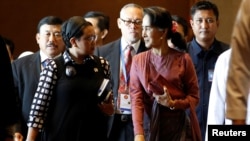 Menteri Luar Negeri Indonesia Retno Marsudi berbicara dengan Konselor Negara Myanmar Aung San Suu Kyi usai menghadiri pertemuan menteri luar negeri ASEAN mengenai isu Rohingya, di Yangon, Myanmar (19/12). (Reuters/Soe Zeya Tun)