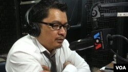 លោក​អ៊ូ វីរៈ ​ប្រធាន​ក្រុម​ប្រឹក្សា​ភិបាល​នៃ​មជ្ឈមណ្ឌល​សិទ្ធិ​មនុស្ស​​​កម្ពុជា​ក្នុងក្មវិធី Hello VOA​