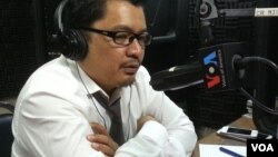 중국 양쯔강 유람선 침몰 사고 현장에서 잠수부들이 65살 여성을 구조하고 있다. 유람선에는 456명이 타고 있었지만 14명만 탈출하거나 구조됐다.