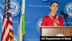 AQSh elchixonasi so'zlovchisi Natella Svistunovaning "Amerika Ovozi" ga bayon qilishicha, xodimlar Vena konvensiyasi doirasida O'zbekiston bo'ylab erkin sayohat qiladi va, jumladan, har yili paxta yig'im-terimini kuzatadi.