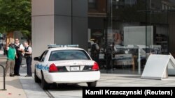 La police de Chicago enquête sur la zone située devant un magasin Apple qui a été pillé à Chicago, dans l'Illinois, aux États-Unis, le 10 août 2020. REUTERS/Kamil Krzaczynski