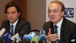 Antonio Milososki, the Head of the OSCE/ODIHR Election Observation Mission in Minsk, right, speaks, as Matteo Mecacci, left, looks on during a news conference, Sept. 24, 2012.