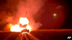 Na ovoj slici preuzetoj iz videa koji je distribuirala pres-služba Ministarstva odbrane Rusije 16. januara 2025. godine, ruski teški raketni bacač TOS-1A Solntsepyok puca prema ukrajinskim položajima.