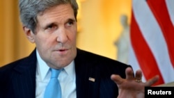 美国国务卿克里3月14日同英国首相与外相交谈