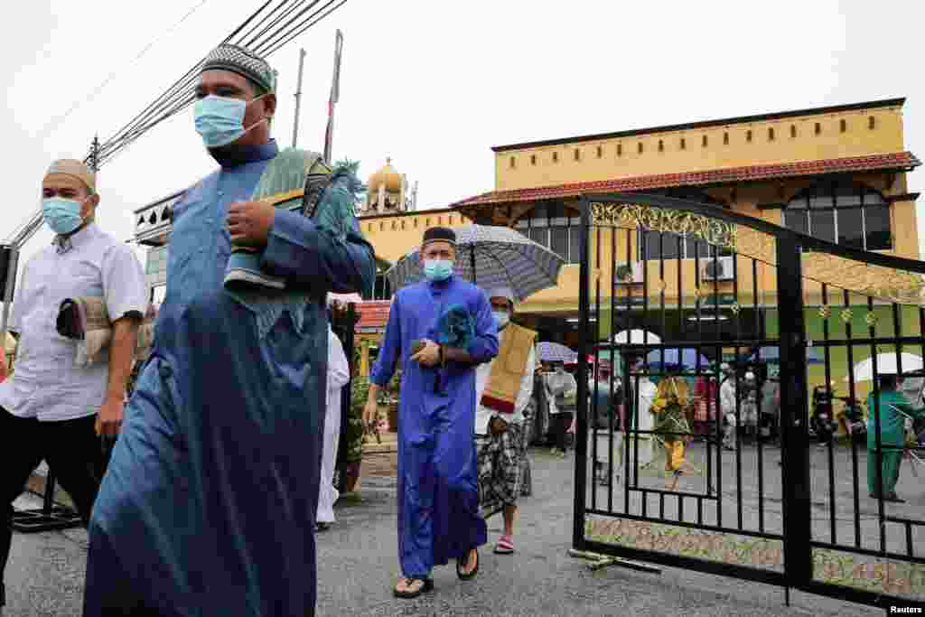 ملائیشیا میں کوالالمپور سمیت تمام چھوٹے بڑے شہروں اور دیہی علاقوں میں بھی جمعے کو عید الاضحیٰ منائی گئی۔&nbsp;مساجد میں نمازیوں کی محدود تعداد کو ہی نماز ادا کرنے کی اجازت تھی جب کہ اس بار مساجد میں اجتماعی قربانی کرنے کی بھی اجازت کسی کو نہیں دی گئی۔&nbsp;