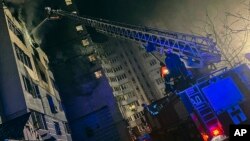 На оваа фотографија обезбедена од Украинската служба за итни случаи, персоналот на службите за итни случаи работи на гаснење на пожарот по нападот на руски дрон во регионот на Киев, Украина, 24 јануари 2025 година.