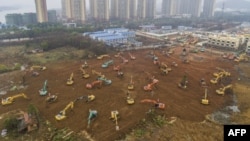 រូបថត​ពី​លើ​អាកាស​បង្ហាញ​គ្រឿង​ចក្រ​កំពុង​សាង​សង់​អាគារ​សម្រាប់​ព្យាបាល​អ្នកជំងឺ​ដែល​មាន​មេរោគ​កូ៉រូណា នៅ​​ក្រុង​ Wuhan​ ប្រទេស​ចិន កាល​ពី​ថ្ងៃ​ទី​២៤ មករា ២០២០។