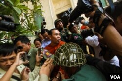 រូបឯកសារ៖ លោក​ អ៊ុំ សំអាន​ តំណាងរាស្រ្ត​គណបក្ស​ប្រឆាំង ដែល​ត្រូវ​ចោទ​ប្រកាន់​ពី​បទ​ញុះ​ញង់​កាលពី​ខែ​មេសា អំពី​យោបល់​ដែល​លោក​និយាយ​អំពី​បញ្ហា​ព្រំដែន​ជាមួយ​ប្រទេស​វៀតណាម។ លោក អុំ សំអាន ត្រូវបានតុលាការ​ឧទ្ទរណ៏​ធ្វើការ​សាកសួរ​ នៅ​រាជធានី​ភ្នំពេញ កាលពី​ថ្ងៃ​អង្គារ ទី១៧ ខែ​ឧសភា ឆ្នាំ២០១៦។ ​(ឡេង ឡែន/VOA)