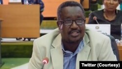 Umushingamteka Fabien Banciryanino agisasa mu nama nshingamateka 