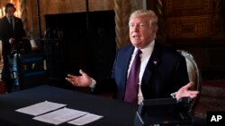 도널드 트럼프 미국 대통령이 22일 플로리다주 마라라고 리조트에서 기자들의 질문에 답하고 있다. 