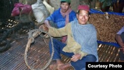 FILE PHOTO - Bunong native in Mondulkiri is holding an elephant trap. (Photo courtesy of Peter Maguire)