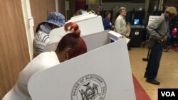 Voters make their choice at the Second Canaan Baptist Church, Central Harlem, New York, April 19, 2016. (R. Taylor / VOA) 