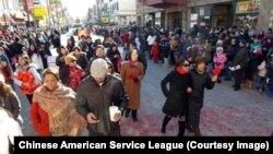 芝加哥华埠庆祝农历新年的人群。（2013年12月17日）
