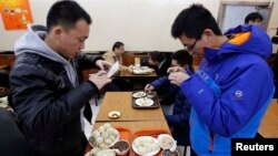 Para pelanggan memfoto menu bakpao daging yang dipesan oleh Presiden Xi Jinping di restoran Qing-Feng di Beijing, China (29/12). 