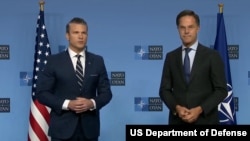 مارک روته، منشی عمومی ناتو و پیت هیگست، وزیر دفاع ایالات متحدهٔ امریکا