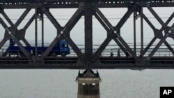 중국 단둥과 북한 신의주를 연결하는 중조우의교 위로 화물차가 지나가고 있다. (자료사진)