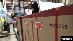 미국 캘리포니아 주 사이프러스의 창고에 중국산 제품이 든 상자들이 정렬돼 있다. 