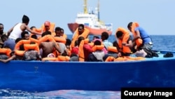 116 personnes -dont 67 mineurs non accompagnés- originaires en majorité de la Somalie et l’Erythrée, secourues lors d’une opération de sauvetage du navire humanitaire Aquarius, en Méditerranée, 10 août 2018. (Twitter/ SOS Méditerranée et MSF)