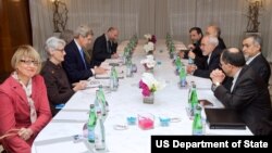 Eron Atom energiyasi tashkilotining rahbari Ali Akbar Solihiy va Tashqi ishlar vaziri Javod Zarif, AQSh Davlat kotibi Jon Kerri va Energetika vaziri Ernest Moniz, Jeneva, Shveysariya, 23-fevral, 2015-yil