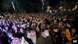 Ljudi slave doček Nove godine, u Beogradu, 31. decembra 2021. Masovna okupljanja i slavlje na trgovima dozvoljeni su u Beogradu kao ni u jednom drugom gradu u Evropu, uprkos širenju omikron varijante Kovida 19. (Foto: AP, Darko Vojinović)