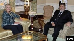 Menlu AS Hillary Clinton dan Presiden Mesir Mohamed Morsi melakukan pembicaraan mengenai hubungan kedua negara di New York (24/9).