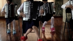 ພາສາອັງກິດ ໃນນຶ່ງນາທີ, “The more the merrier” ແປວ່າ “ຄົນຫຼາຍເທົ່າໃດ ຍິ່ງມ່ວນຫຼາຍເທົ່ານັ້ນ”