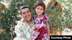 Marg'ilonlik hunarmand Rasuljon Mirzaahmedov qizi Robiya bilan.