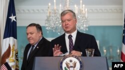 Le nouveau représentant spécial des États-Unis en Corée du Nord Steve Biegun après sa nomination aux côtés de secrétaire d'État Mike Pompeo, à gauche, au département d'État à Washington, le 23 août 2018.