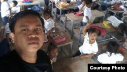 លោក​ ទូច​ យិនមុនី និង​សិស្ស​សាលា​មតេ្តយ្យ​ត្បូង​ដំរីក្នុង​ស្រុក​បាទី ខេត្ត​តាកែវ។ (រូបភាព​ផ្តល់ឲ្យ​)