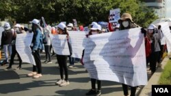 រូបឯកសារ៖ បុគ្គលិក​ក្រុមហ៊ុន​ណាហ្គាវើលដ៍​​ធ្វើ​កូដកម្មទាមទារ​ឲ្យ​ដោះ​លែង​សហជីព​របស់​ខ្លួន និង​ទាមទារ​ឲ្យ​ក្រុមហ៊ុន​ណាហ្គាវើលដ៍ ដោះ​ស្រាយ​វិវាទ​ការងារ​ទៅ​តាម​ច្បាប់ នៅ​ថ្ងៃ​ទី៥ ខែ​មករា ឆ្នាំ​២០២២។ (រូបថត៖ កាន់ វិច្ឆិកា/វីអូអេ)