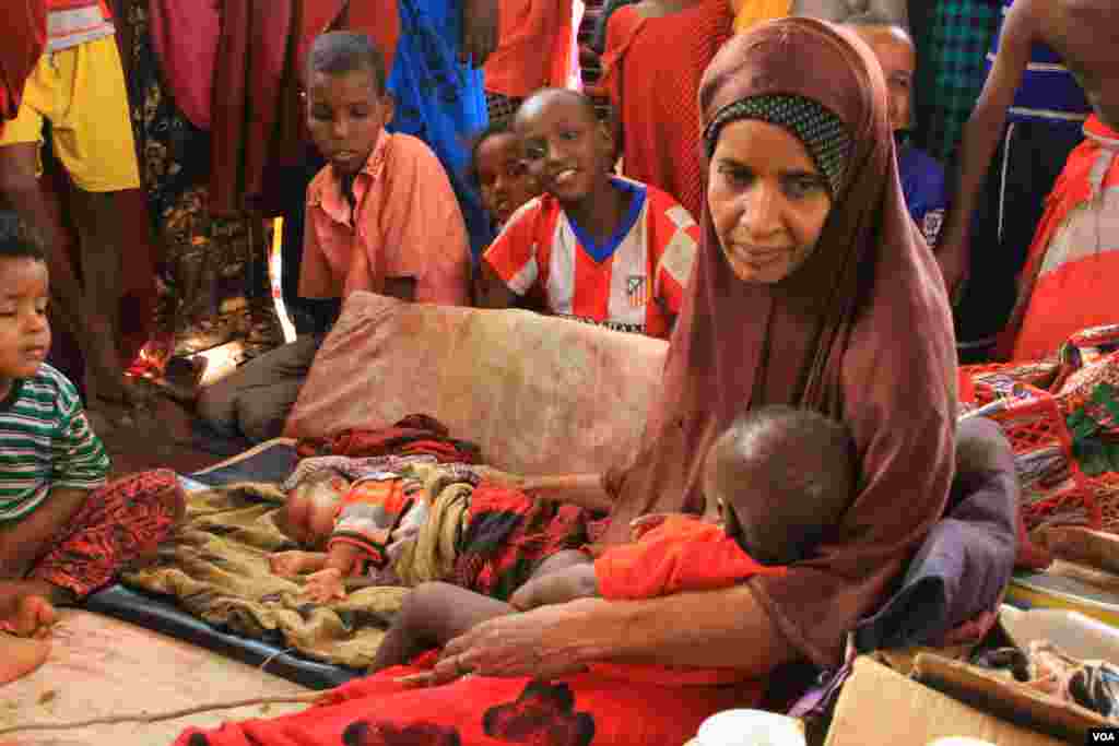 Refugee and her baby at Hagadera transit camp in Kenya’s Dadaab refugee camp, September 20, 2016. (Jill Craig/VOA)