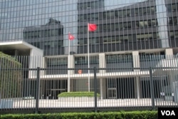特区政府院落内旗帜在飘扬(美国之音记者申华拍摄)