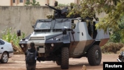 Des soldats patrouillent à Ouagadougou au Burkina Faso le 20 septembre 2015.