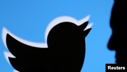 Foto Elon Musk dan logo Twitter terlihat dalam ilustrasi ini yang diambil 4 November 2022. (Foto: REUTERS/Dado Ruvic)