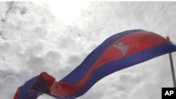 ទង់ជាតិ​កម្ពុជា​បក់​រវិច​នៅ​ក្បែរ​ស្ពាន​ពេជ្រ​​ក្នុង​អំឡុង​ពិធី​បញ្ចុះ​សីមា​កសាង​រំលឺក​វិញ្ញាណក្ខន្ធកាល​ពី​ថ្ងៃ​ព្រហស្បតិ៍​ទី​១១​ខែ​សីហា​ឆ្នាំ​២០១១។ ស្ពាន​ពេជ្រ​​​ជា​កន្លែង​កើត​ឧបទ្ទវហេតុ​ផ្អើល​រត់​ជាន់​គ្នា​កាល​ពី​ចុង​ឆ្នាំ​២០១១​ដែល​បាន​សម្លាប់​មនុស្ស​យ៉