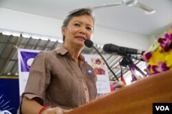 រូបឯកសារ៖ លោកស្រី មូរ សុខហួរ អនុ​ប្រធាន​គណបក្ស​សង្គ្រោះ​ជាតិ​ ក្នុង​ពិធី​ជួបជុំ​បេក្ខនារី​សម្រាប់​ការបោះឆ្នោត​ឃុំ​សង្កាត់ នៅ​ទីស្នាក់ការ​គណបក្ស​ ក្នុង​រាជធានី​ភ្នំពេញ នៅ​ថ្ងៃទី​១៧​ ខែ​ឧសភា​ ឆ្នាំ​២០១៧។ (ហ៊ាន សុជាតា/VOA)