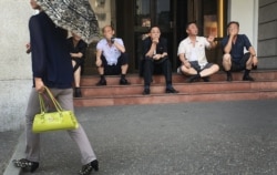 지난 2016년 6월 북한 평양 시내에서 주민들이 담배를 피우고 있다.