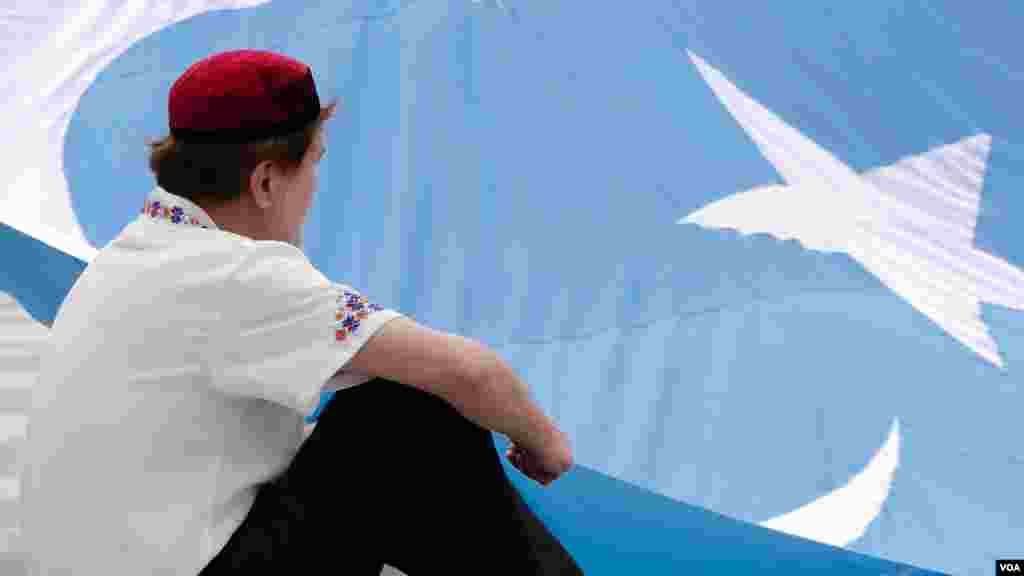 Vashingtonda Uyg&#39;ur madaniy festivali. Tadbirdan so&#39;ng jamoa Xitoy elchixonasi qarshisida norozilik namoyishi o&#39;tkazdi, Vashington, 3-avgust, 2014-yil. Odil Ruzaliev surati