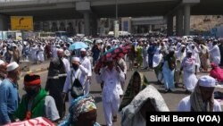 Les pèlerins sur le chemin de retour à leurs hôtels après la prière de vendredi, à la Mecque, Arabie saoudite, 8 septembre 2017. (VOA/Siriki Barro)